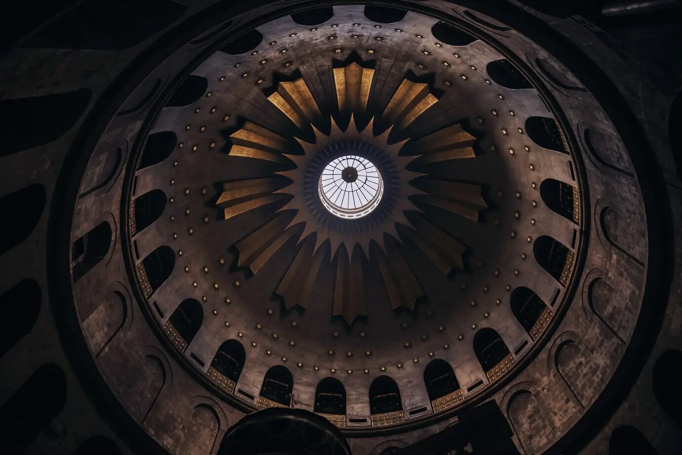 Aufwärts gerichtete Aufnahme aus der Froschperspektive der Decke einer Kirche mit schöner Architektur.