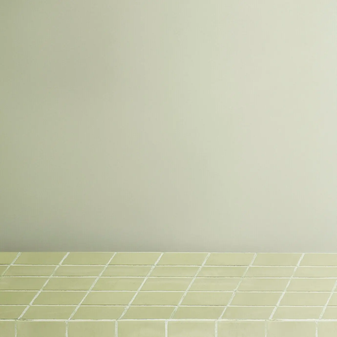 Grüner Hintergrund für Produkte, Regal mit Gittermuster